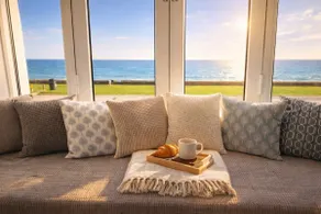 Beachfront Studio Direct Sea Views Air-Con - Image 4