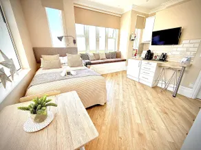Beachfront Studio Direct Sea Views Air-Con - Image 5