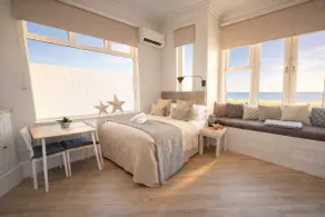Beachfront Studio Direct Sea Views Air-Con - Image 3