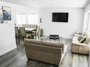 Luxe Cottage In Georgina - Image 5