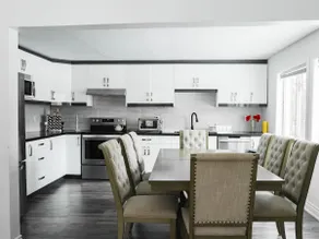 Luxe Cottage In Georgina - Image 2