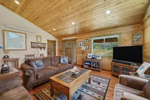 Fox Den Lodge: 3-bedroom lodge style retreat, just 7 minutes from Yellowstone. SAUNA - Image 4