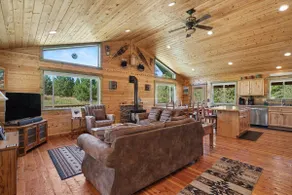 Fox Den Lodge: 3-bedroom lodge style retreat, just 7 minutes from Yellowstone. SAUNA - Image 2
