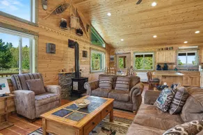 Fox Den Lodge: 3-bedroom lodge style retreat, just 7 minutes from Yellowstone. SAUNA - Image 3