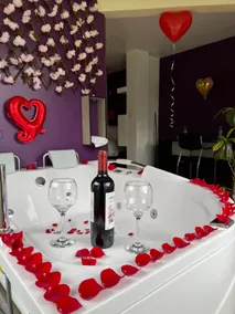 Paradise Suite with Jacuzzi - Image 4