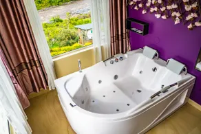 Paradise Suite with Jacuzzi - Image 5