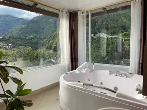 Paradise Suite with Jacuzzi - Image 2
