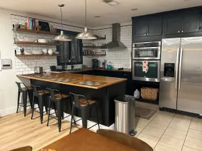 Entire home in quiet neighborhood - Image 3