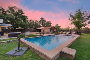 1 Acre Oasis W/Pool & Hot-Tub Near Main! - Image 2