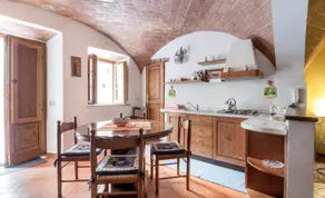San Gimignano Apartment in the Heart of the City for 3 People: Fast Wi-Fi, Concierge Service - Image 3