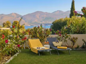Ibiscus Boutique: Lush Garden Villa Apt, Sea View - Image 4
