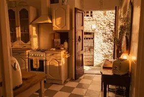 Rome Getaway: Romantic 2 Bed Home In Castle Walls - Image 4