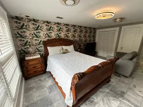 Stylish Bungalow Near Dining,Parks & Entertainment - Image 4