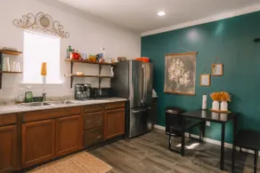 Newly constructed modern design guest house suite - Image 4