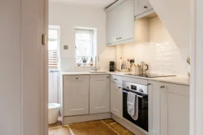 Windsor Cottage - Bolthole in the heart of CN! - Image 3