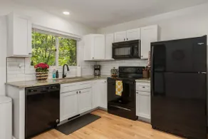 Modern Creekside Cottage in quiet neighborhood. - Image 3