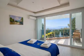 Luxury villa with private pool - Image 2