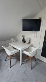Cosey 1 bedroom loft with free parking - Image 4