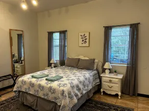Private, Beautiful apartment in historic district 1/1 - Image 5