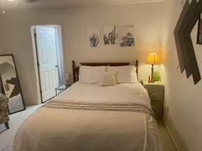 In town 2BR/2BA Apartment, Free Parking - Image 2