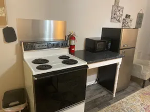 In town 2BR/2BA Apartment, Free Parking - Image 3