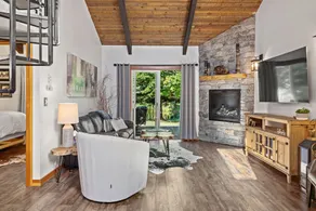 Townhouse in Private Lakeside Community With Pool - Image 4