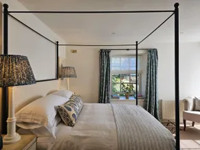Charming Coach House cottage with four poster bed - Image 4