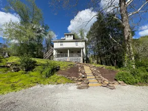 The Sycamore House - 3 Bed / 2 Bath - Upper Unit - Image 2