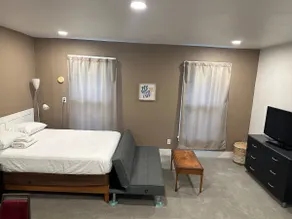Studio Suite near CAT, OSF and Carle hospital. - Image 3