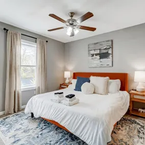 Bright & Roomy • Walk to Oakley Hotspots • Parking - Image 3