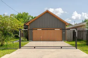 4BR Group Stay Near Downtown - Image 2