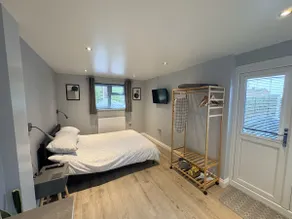 Private double en-suite room with parking - Image 2