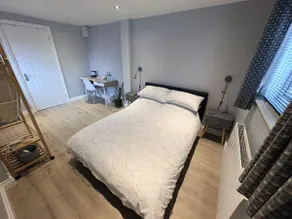 Private double en-suite room with parking - Image 3