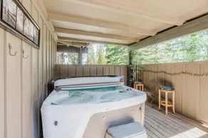 Lovely home with pool, hot tub, sauna, balcony, & - Image 2