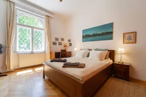 Boutique Home in a chestnut-lined street - Image 4