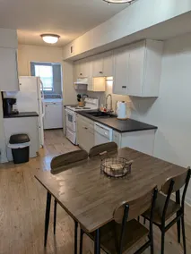 Cheerful 2-bedroom townhouse close to everything - Image 3
