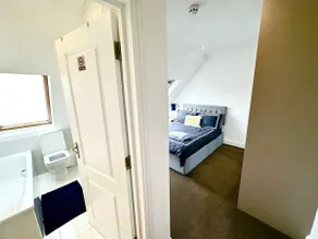 Stunning Modern, Private Apartment,15 Mins To Central London - Image 2