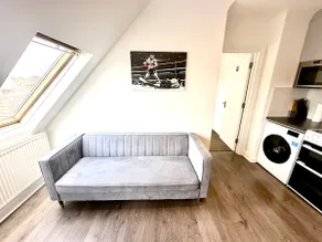 Stunning Modern, Private Apartment,15 Mins To Central London - Image 4