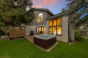 Sleeps 12 | w/HotTub & Sauna | 9 Min From Slopes - Image 3