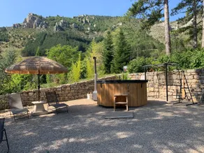 Private suite with outdoor heated bath - Image 3