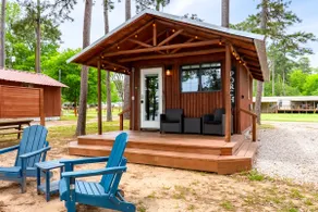Cozy Cedar Waterfront Cabin 10 on Toledo Bend - Image 4