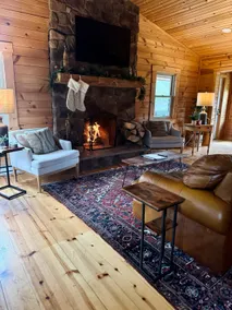 Cozy 2 Bedroom Cabin with Hot Tub - Image 3