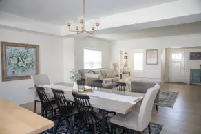 Lovely 5 BR Home 1 Block to MSQC - Sleeps 12+ - Image 2