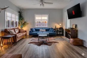 King Bed, Walk2Dtown, 2 Bathrooms + Fireplace - Image 2