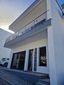 Beautiful Modern Townhouse with Parking Included - Image 2