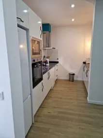 Beautiful Modern Townhouse with Parking Included - Image 5