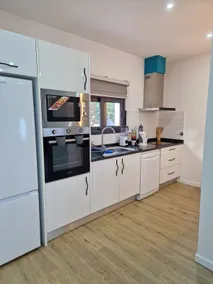 Beautiful Modern Townhouse with Parking Included - Image 4