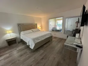 Beautiful 3/2 Condo w/Free Parking Fast WIFI - Image 5
