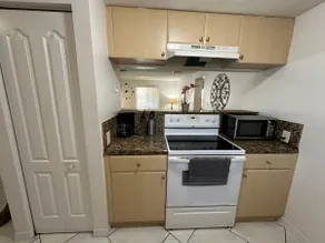 Beautiful 3/2 Condo w/Free Parking Fast WIFI - Image 4