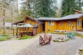 Dog-friendly cabin with deck, hot tub & firepit - - Image 5